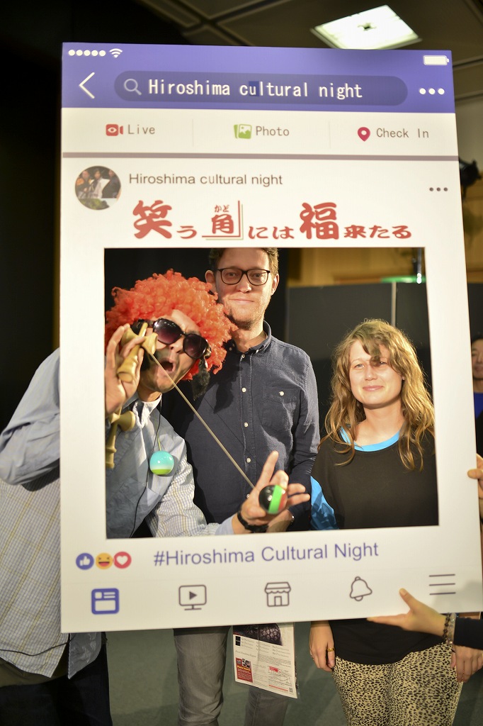 交流時間には出演者と記念写真 | 第4回広島カルチュアルナイト | 規格外農産物を市場流通でおいしいを広島に | NPO法人ふぞろいプロジェクト